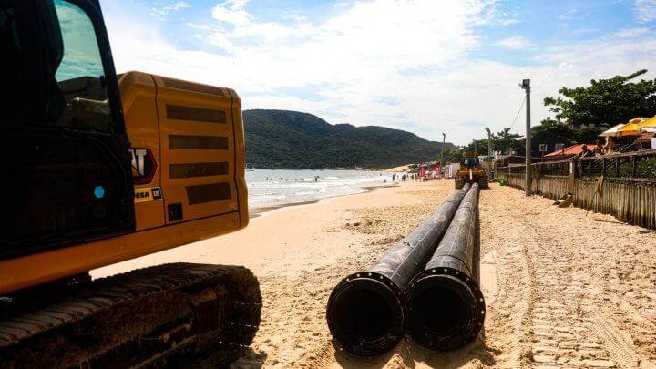 Alargamento da praia dos Ingleses deve ser concluída no começo de abril (Foto: Tiago Ghizoni, NSC Total)