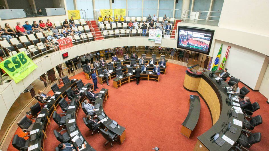 Plenário da Assembleia Legislativa de Santa Catarina, na tarde desta quarta-feira (22), durante a votação do reajuste do mínimo regional