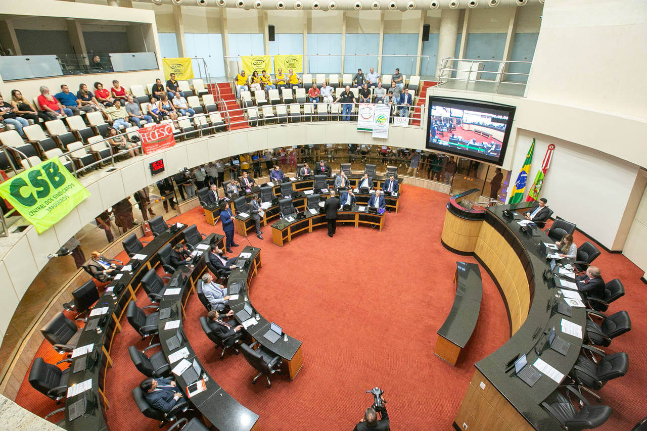 Plenário da Assembleia Legislativa de Santa Catarina, na tarde desta quarta-feira (22), durante a votação do reajuste do mínimo regional