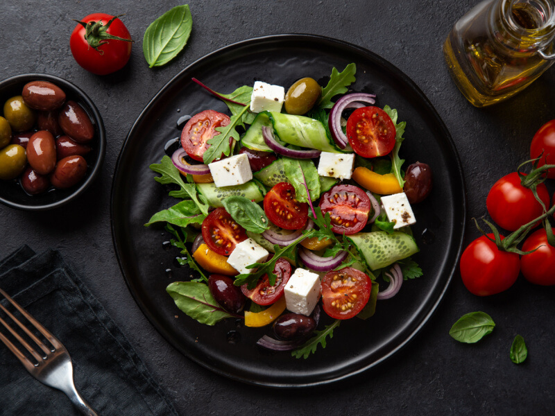 Salada com alface, pepino, tomate, azeitona, queijo, manga e cebola