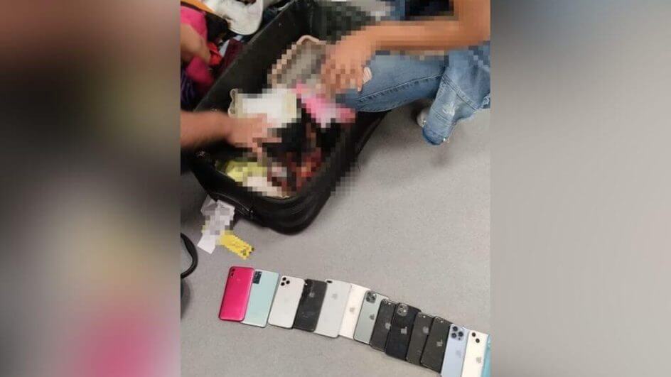 Celulares foram encontradas durante vistoria das passagens (Foto: Polícia Civil/Divulgação)