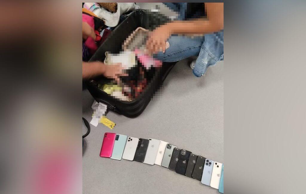Celulares foram encontradas durante vistoria das passagens (Foto: Polícia Civil/Divulgação)