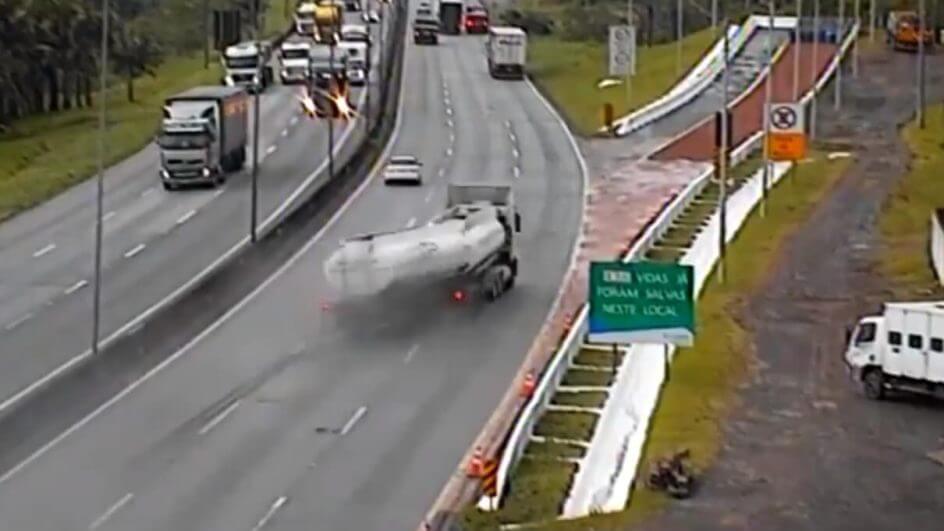 Caminhão usa área de escape na BR-376