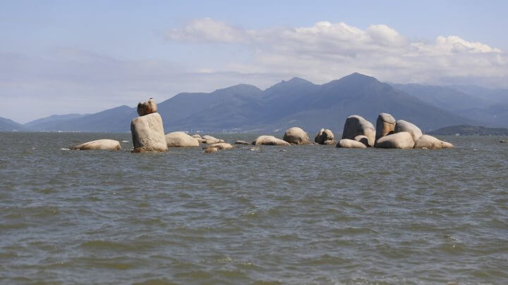 Diz a lenda que as rochas na praia de Itaguaçu, em Florianópolis, são bruxas petrificadas