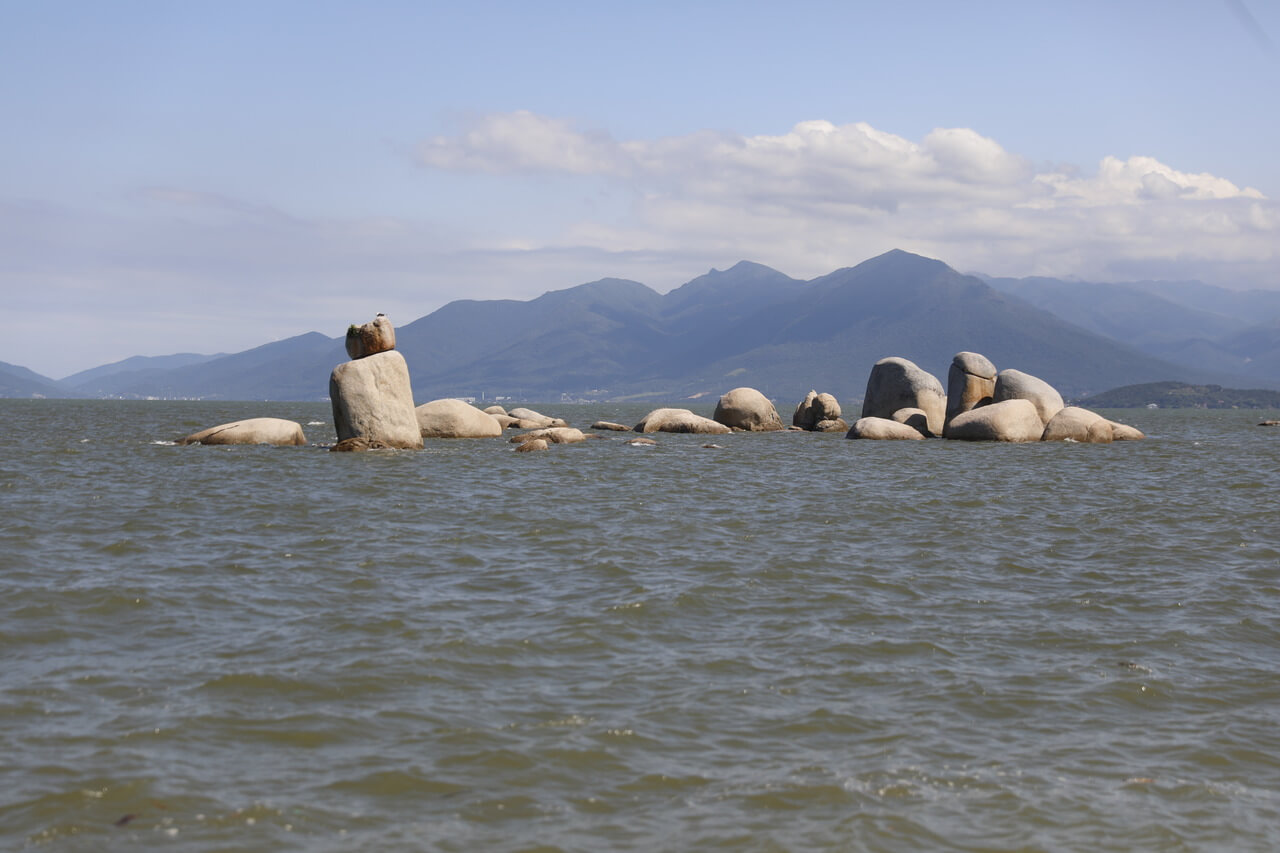 Diz a lenda que as rochas na praia de Itaguaçu, em Florianópolis, são bruxas petrificadas
