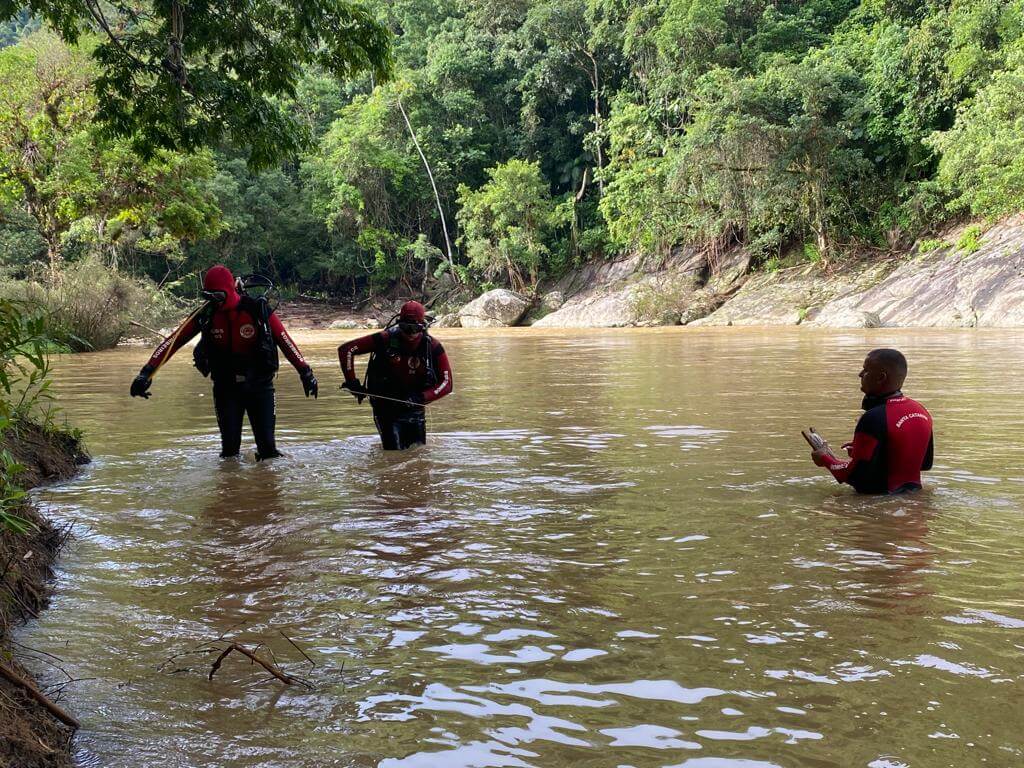 Buscas por menino desaparecido em rio entram no terceiro dia