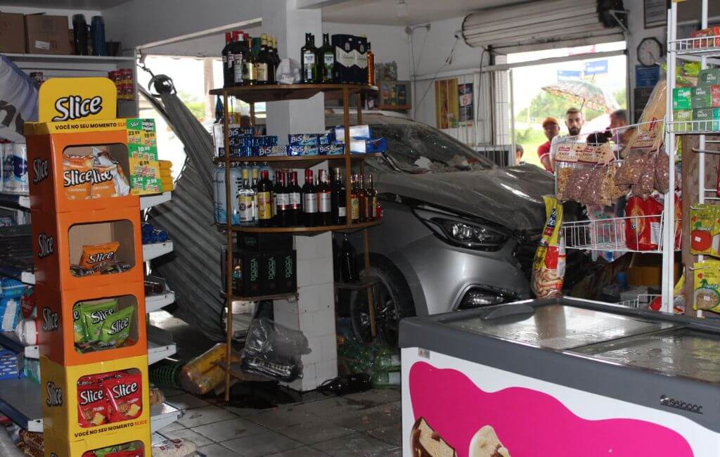 carro invasão mercado Itajaí