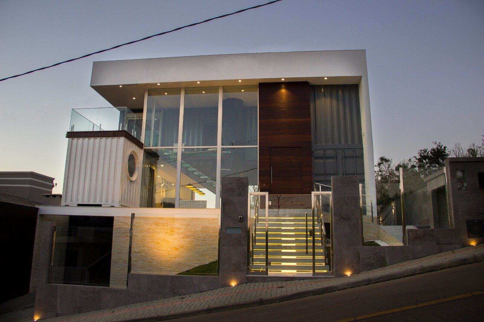 A casa contêiner tem sido usada em empreendimentos comerciais, como cabanas e bares, ou para moradia própria.