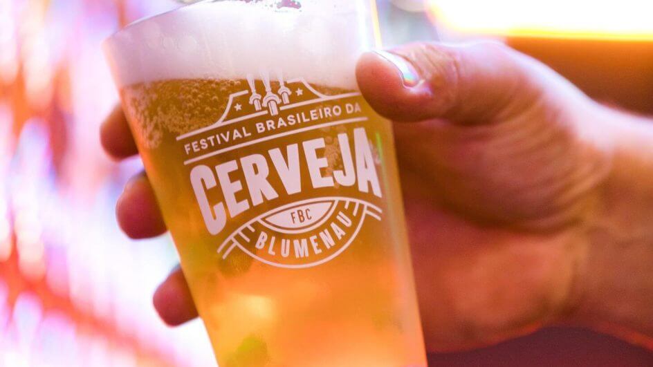 Cerveja sendo servida no Festival Brasileiro