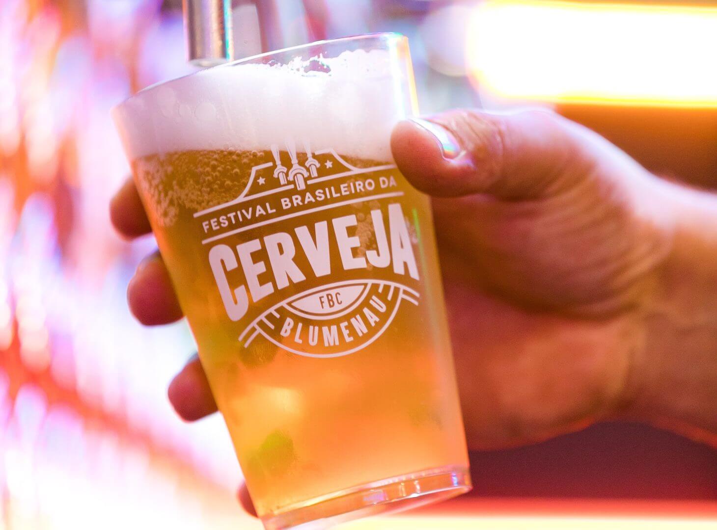 Cerveja sendo servida no Festival Brasileiro