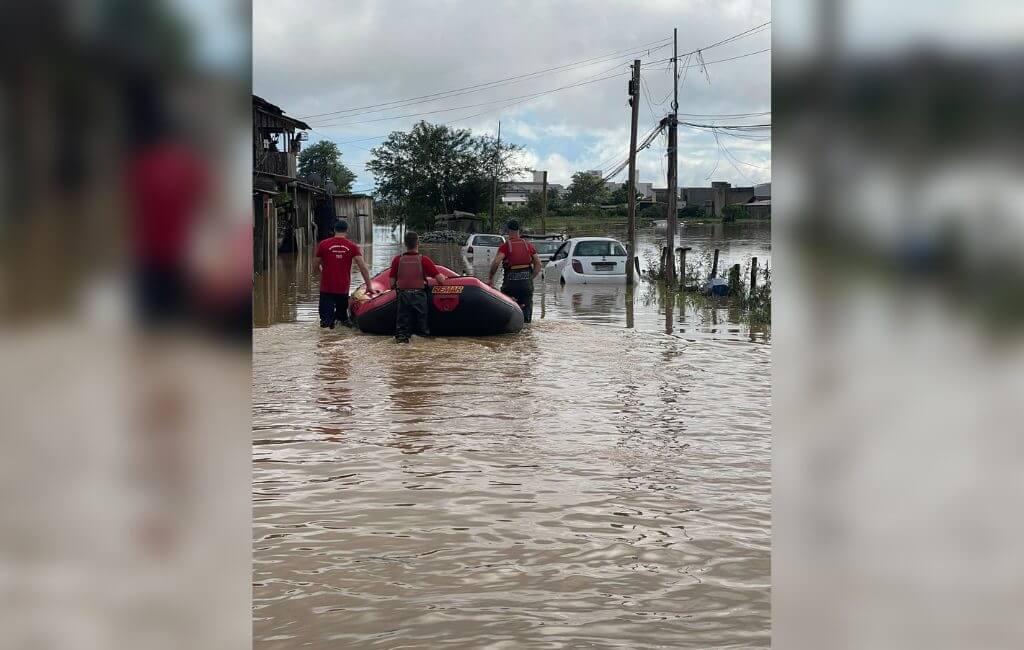 Ruas ficaram alagadas após as chuvas (Foto: Corpo de Bombeiros Militar/Divulgação)