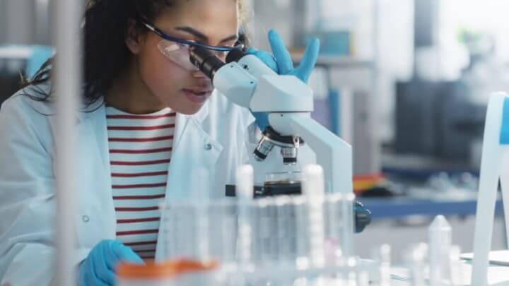 mulher cientista em laboratório
