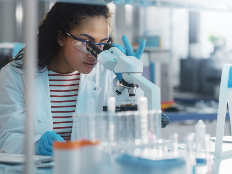 mulher cientista em laboratório