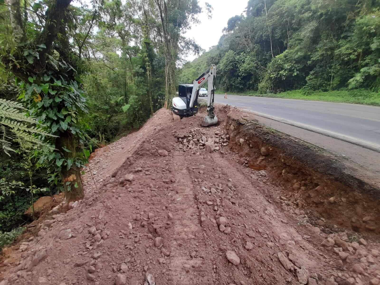 Intervenção está sendo realizada no km 21, em Joinville