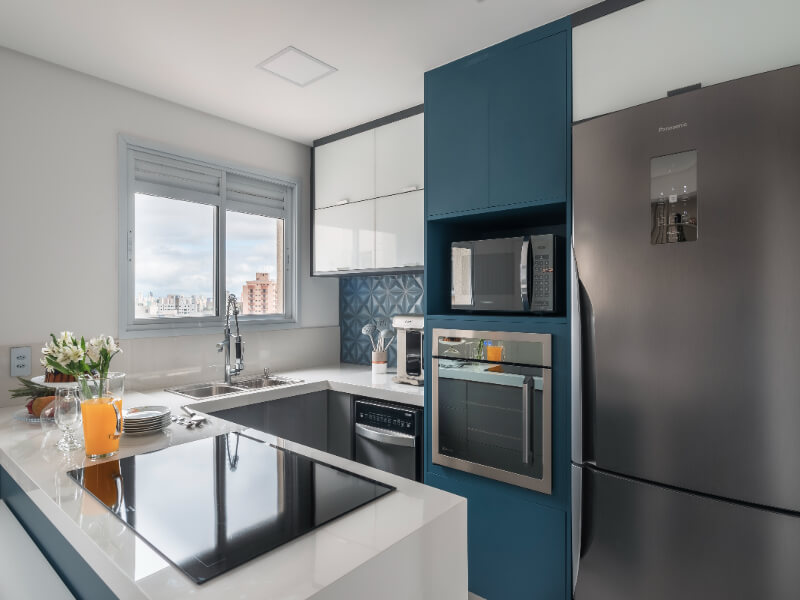 cozinha planejada com detalhes em azul marinho