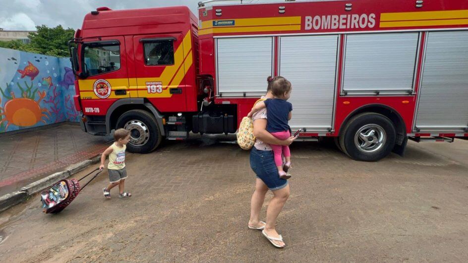 Pais foram buscar os filhos enquanto bombeiros atuam no local