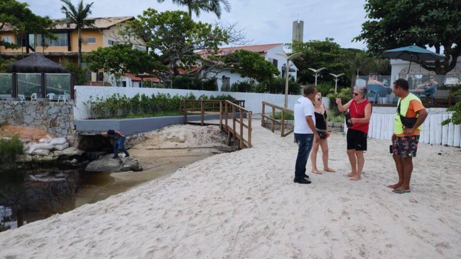 Praia de Canasveiras foi fiscalizada pela prefeitura após mau cheiro