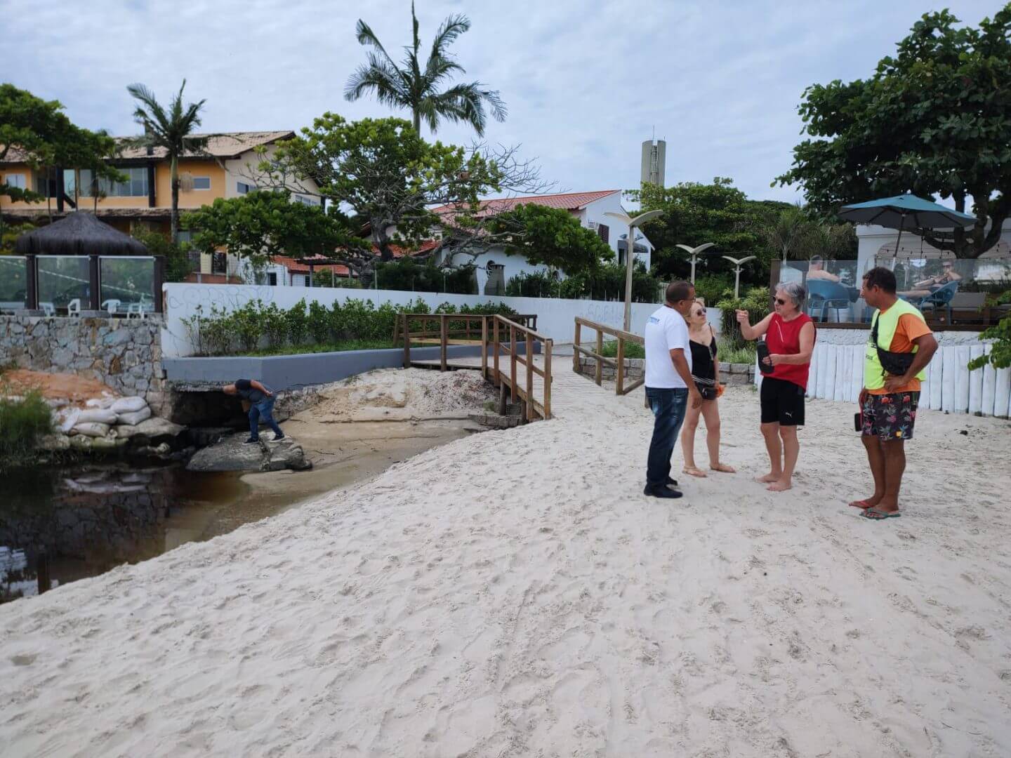 Praia de Canasveiras foi fiscalizada pela prefeitura após mau cheiro