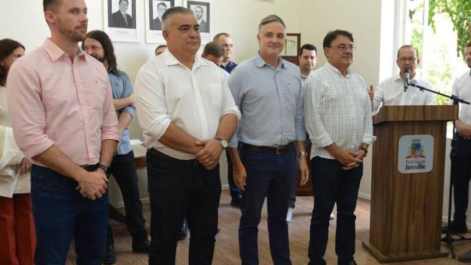 Na solenidade no hospital, governador Jorginho chamou bancada de Joinville para fazer anúncio de repasse