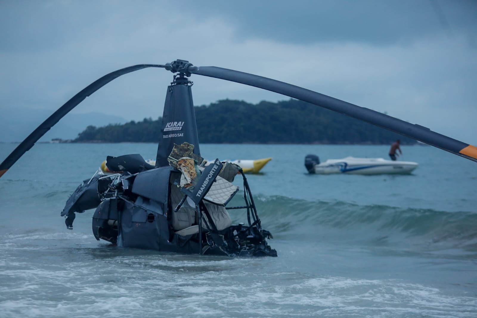 Helicóptero caiu na praia de Canasvieiras em janeiro de 2022
