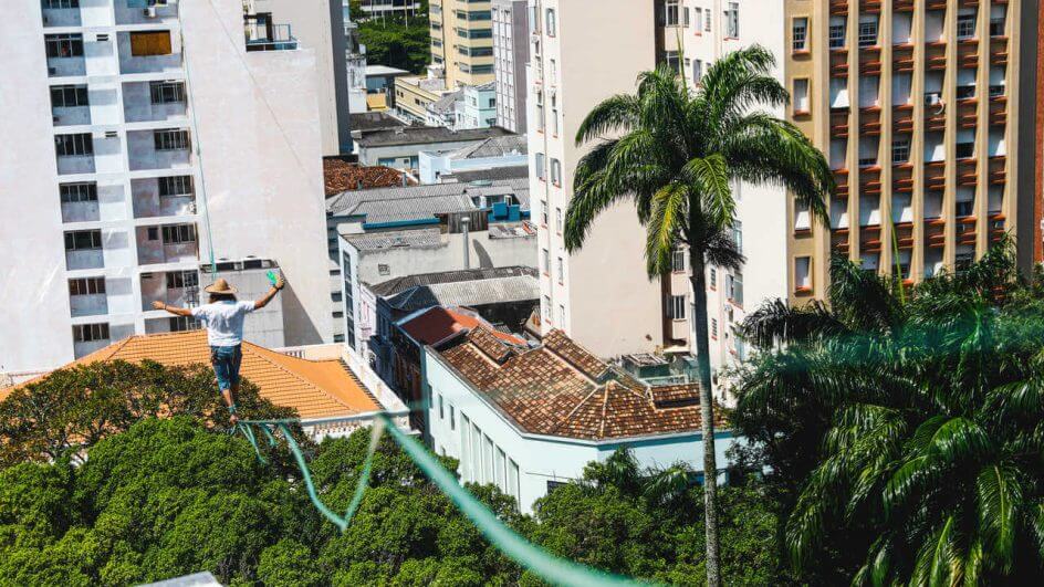 Recordista de highline fez travessia nesta quinta-feira (23) em Florianópolis (Foto: Tiago Ghizoni, NSC Total)