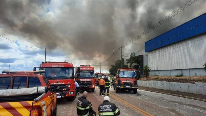 Incêndio ocorreu na manhã de domingo em Xanxerê (Foto: Corpo de Bombeiros Militar de SC, divulgação)