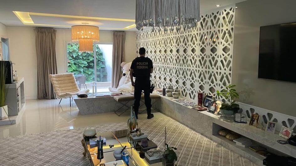 Itens de luxo foram apreendidos com os suspeitos (Foto: Polícia Federal/Divulgação)