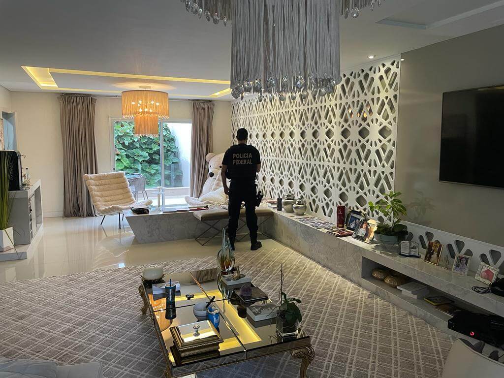 Itens de luxo foram apreendidos com os suspeitos (Foto: Polícia Federal/Divulgação)