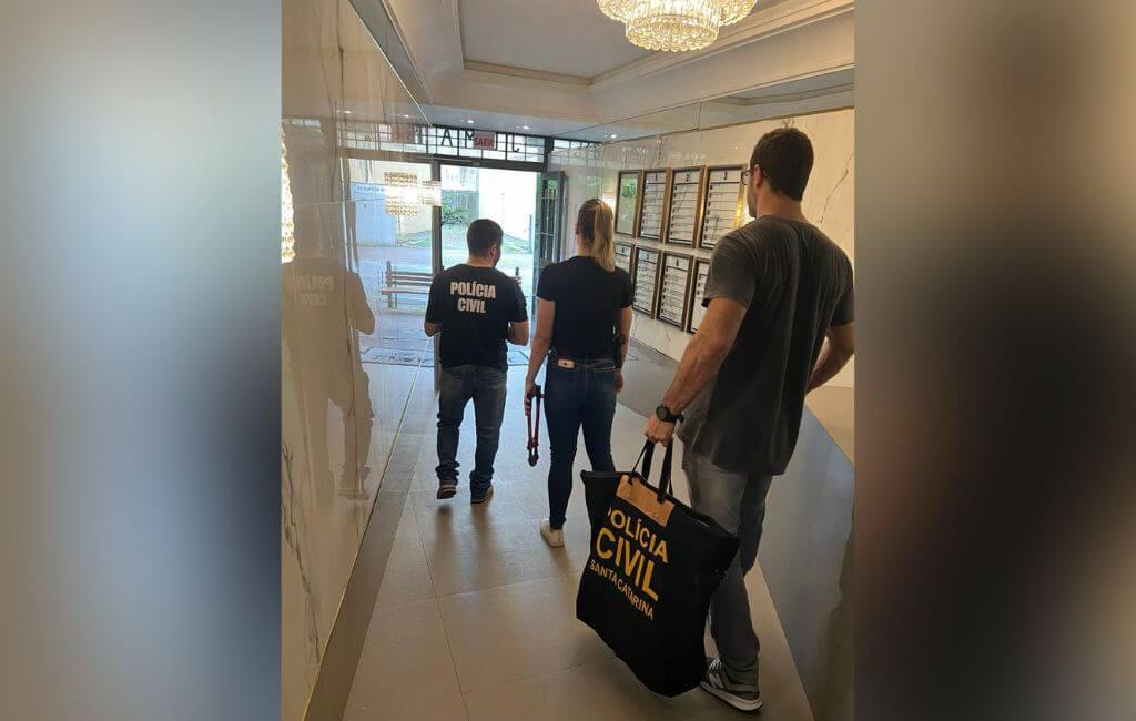 Policiais cumpriram mandados em Blumenau e região nesta sexta-feira (3)