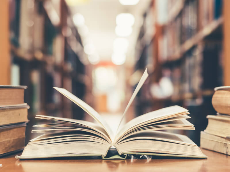 Livro em biblioteca aberto