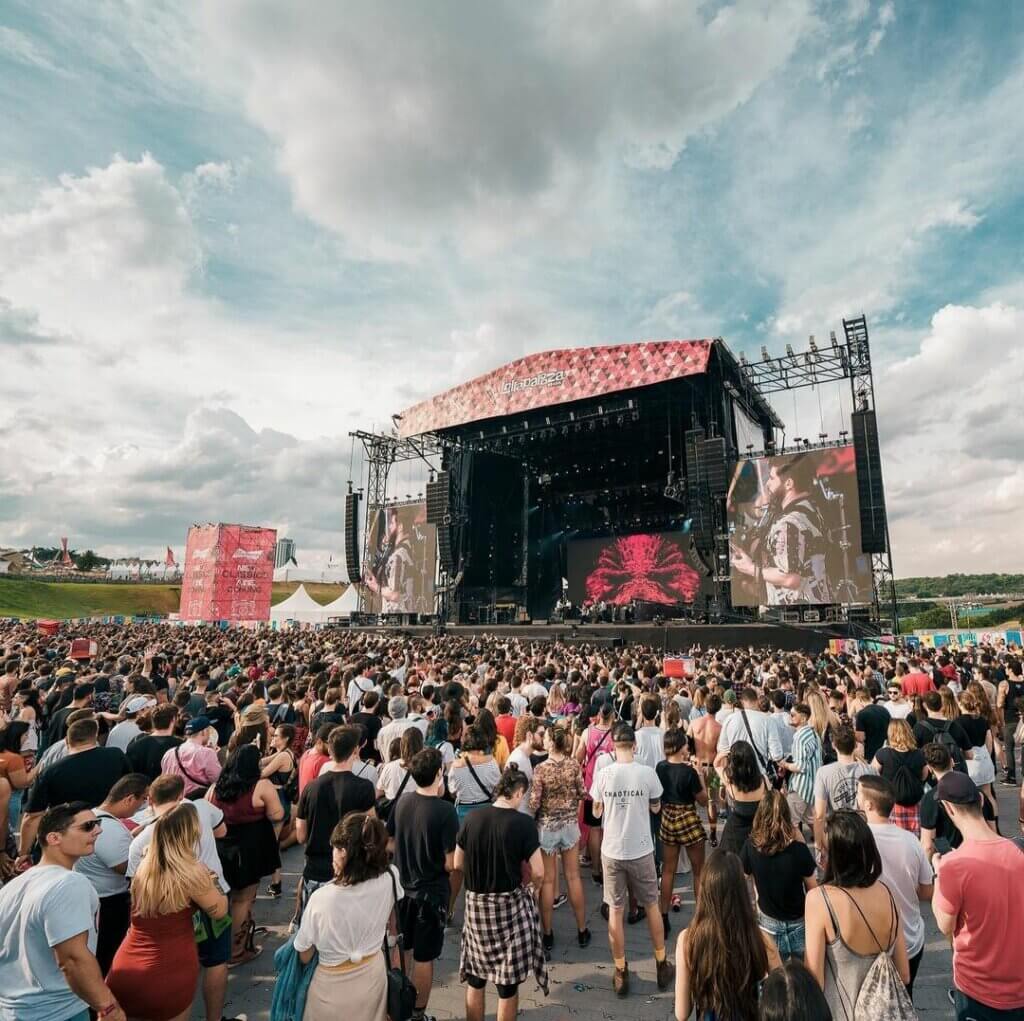 Público na frente de um dos palcos do Lollapalooza Brasil