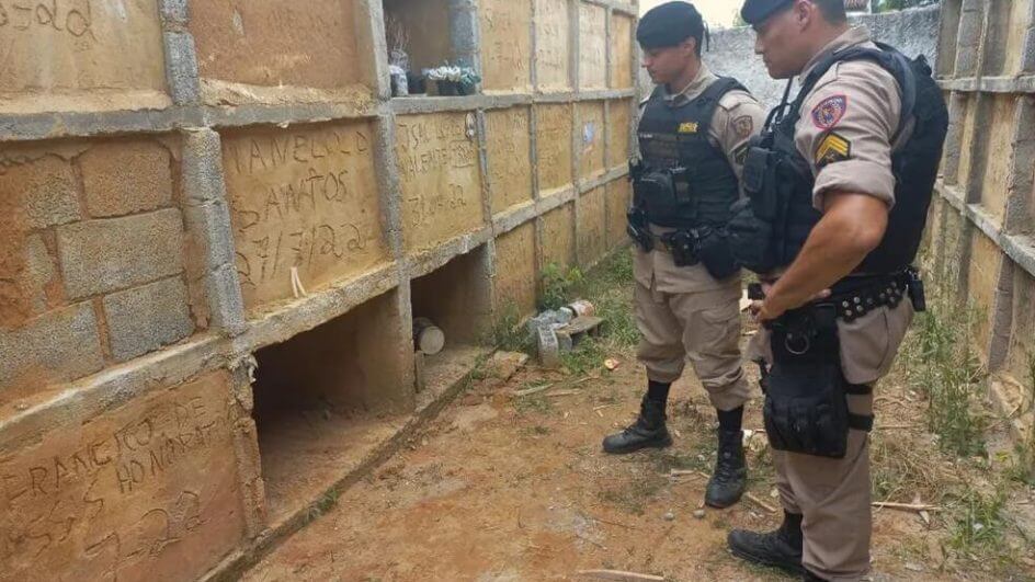 Mulher foi encontrada por coveiros (Foto: Polícia Militar, divulgação)