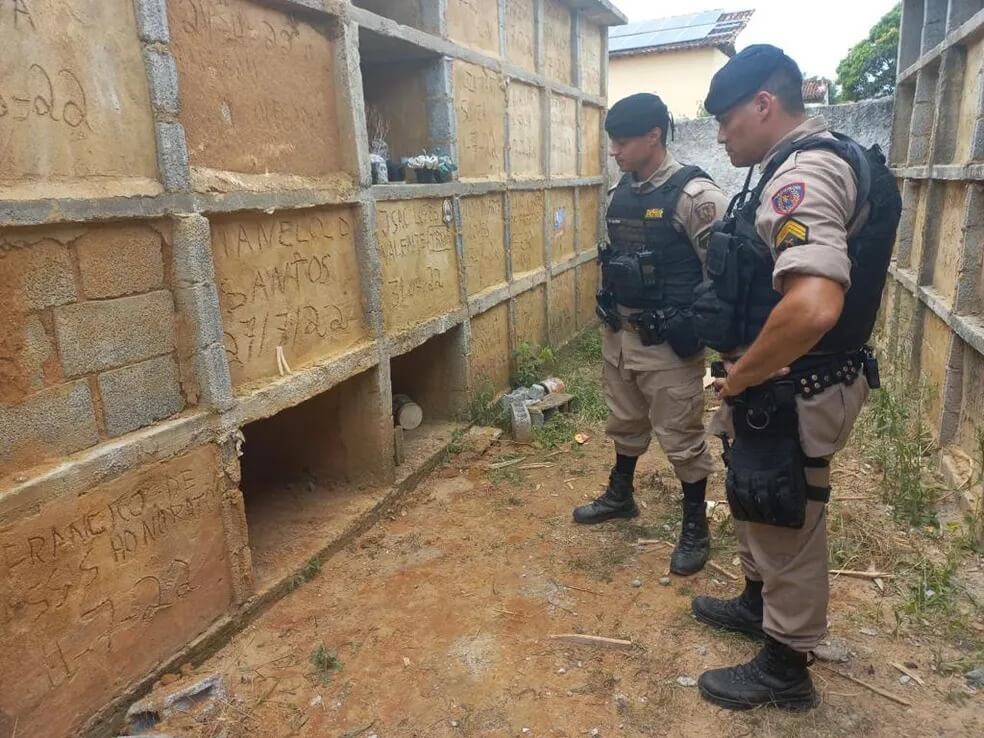 Mulher foi encontrada por coveiros (Foto: Polícia Militar, divulgação)