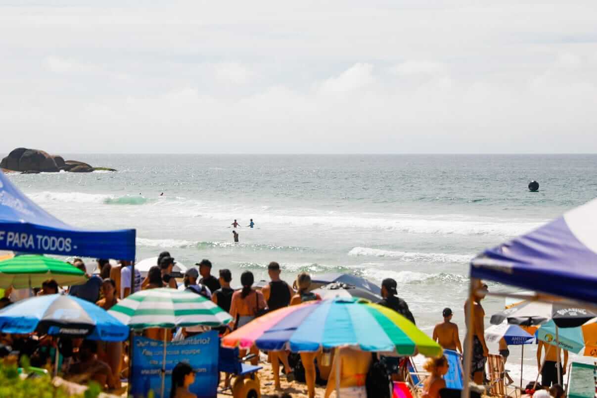 Praia Mole ficou lotada na manhã deste sábado (11) em Florianópolis (Foto: Tiago Ghizoni, NSC Total)