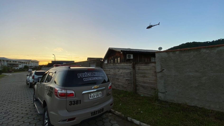 Ao menos um suspeito morreu durante confronto (Foto: Felipe Sales/NSC TV)