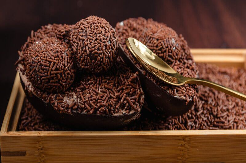 Ovo de Páscoa com brigadeiro e granulado