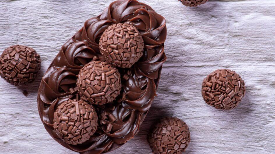 ovo de chocolate com brigadeiro