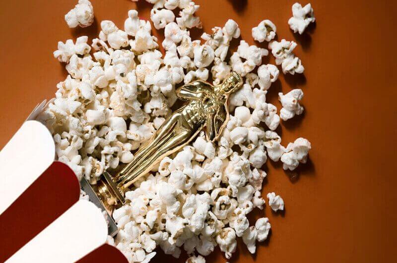 Estátua do Oscar em cima de pipoca