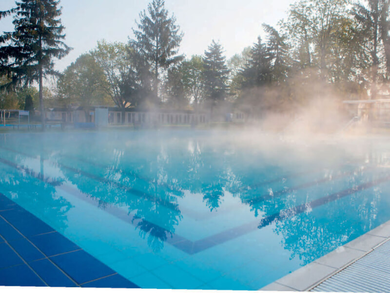 Piscina com vapor, demonstrando estar aquecida