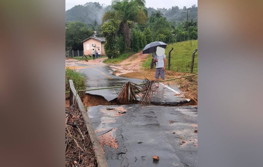 Equipes trabalham na região para recuperação da ponte (Corpo de Bombeiros Militar/Divulgação)