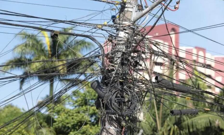 Poste com emaranhado de fios em SC Mauro Schlieck / Arquivo Pessoal
