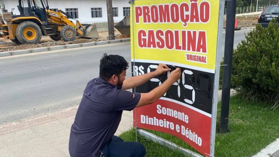 Postos de SC começam a vender gasolina com novo preço