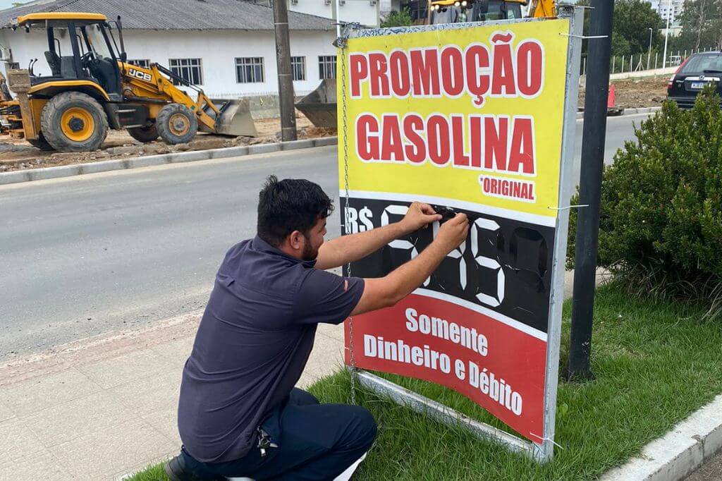 Postos de SC começam a vender gasolina com novo preço
