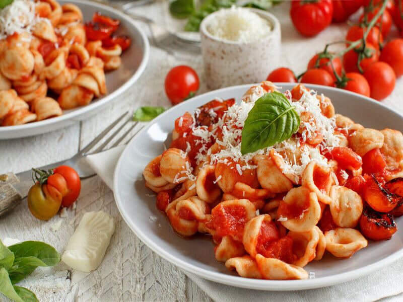 Orecchiette com molho de tomate em um prato branco