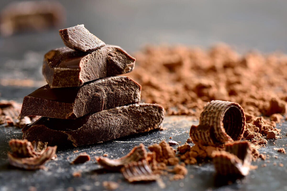 Pedaços de chocolate em uma mesa de madeira
