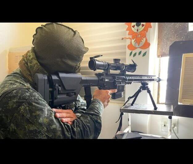 Imagens mostram snipers com armas apontadas para o local em que um homem mantinha reféns uma mulher e três crianças