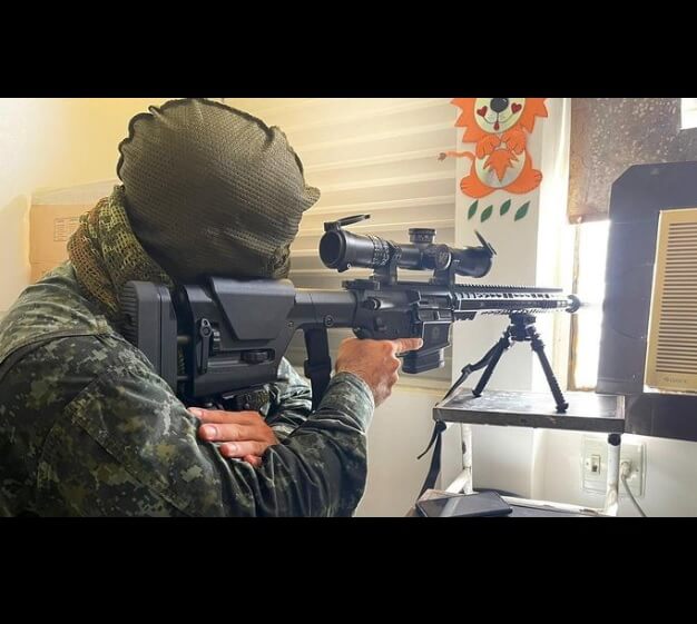 Imagens mostram snipers com armas apontadas para o local em que um homem mantinha reféns uma mulher e três crianças
