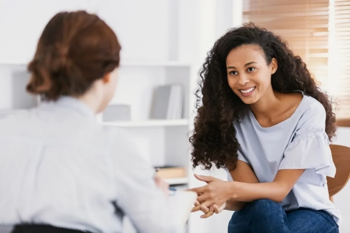 Mulher sorrindo em sessão de terapia