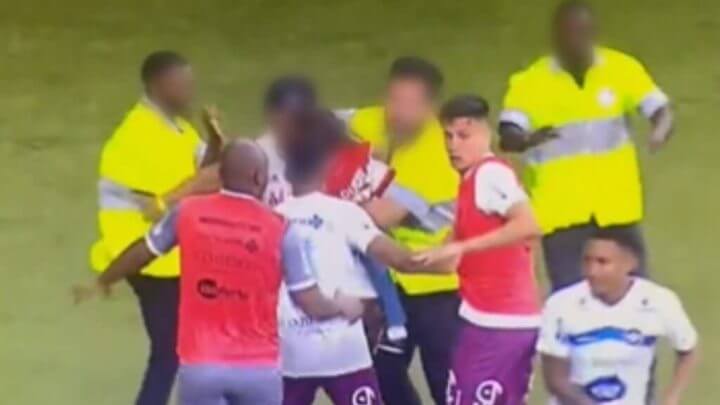 Confusão ocorreu no jogo deste domingo (26) (Foto: Twitter/Reprodução)