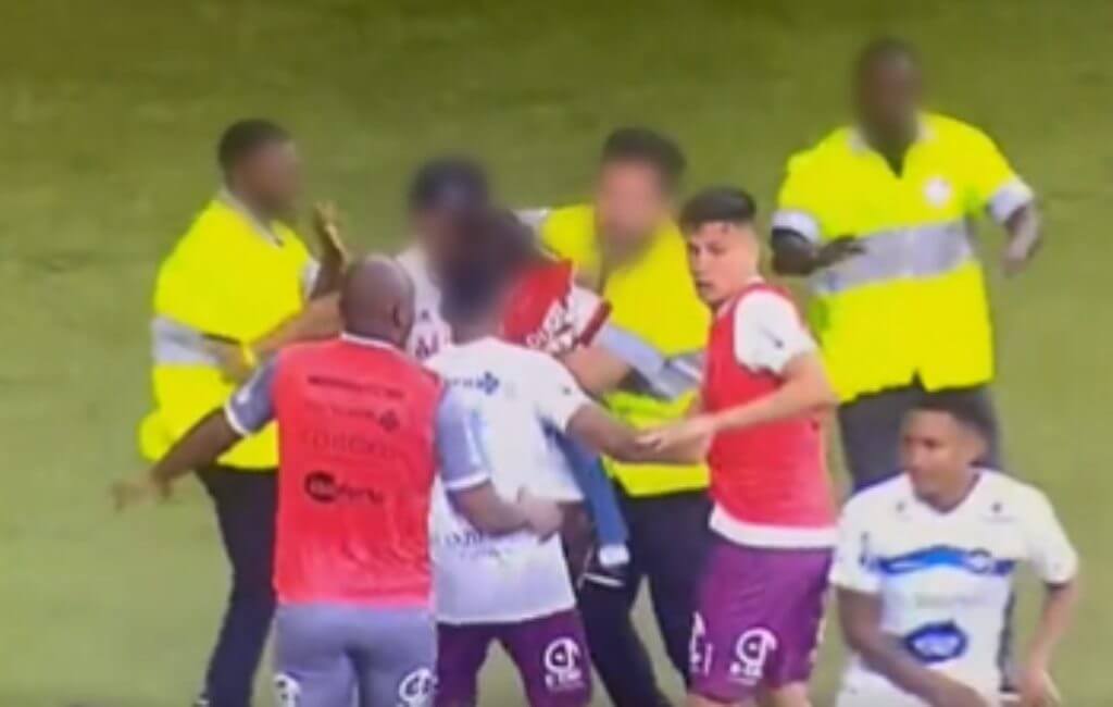 Confusão ocorreu no jogo deste domingo (26) (Foto: Twitter/Reprodução)